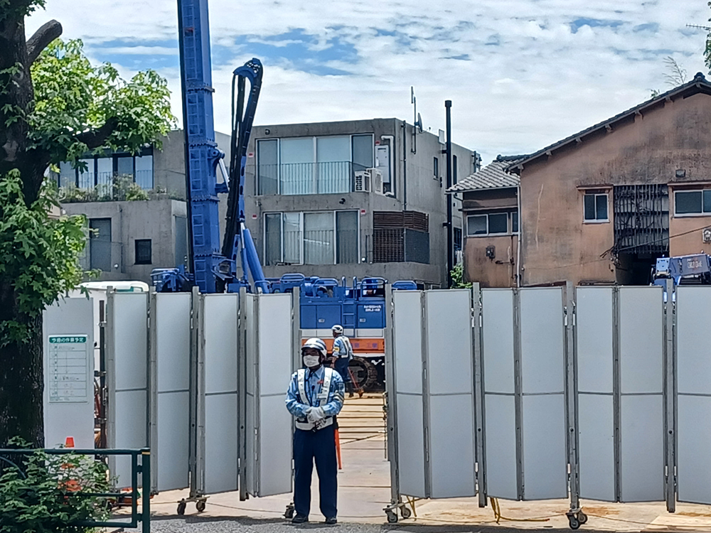 マンション新築工事に伴う交通誘導警備業務